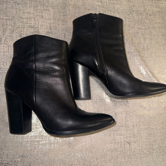 Halogen Black Leather Pointed Toe Ankle Boots - Picture 10 of 16